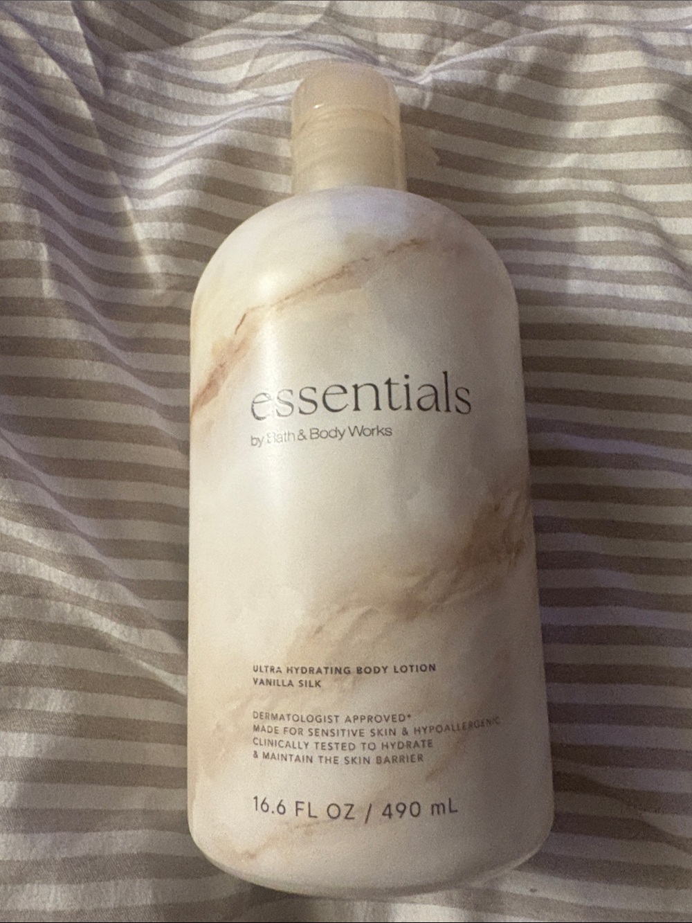 Bath & Body Works Essentials Ultra Hydrating Body Lotion - Cream/Beige